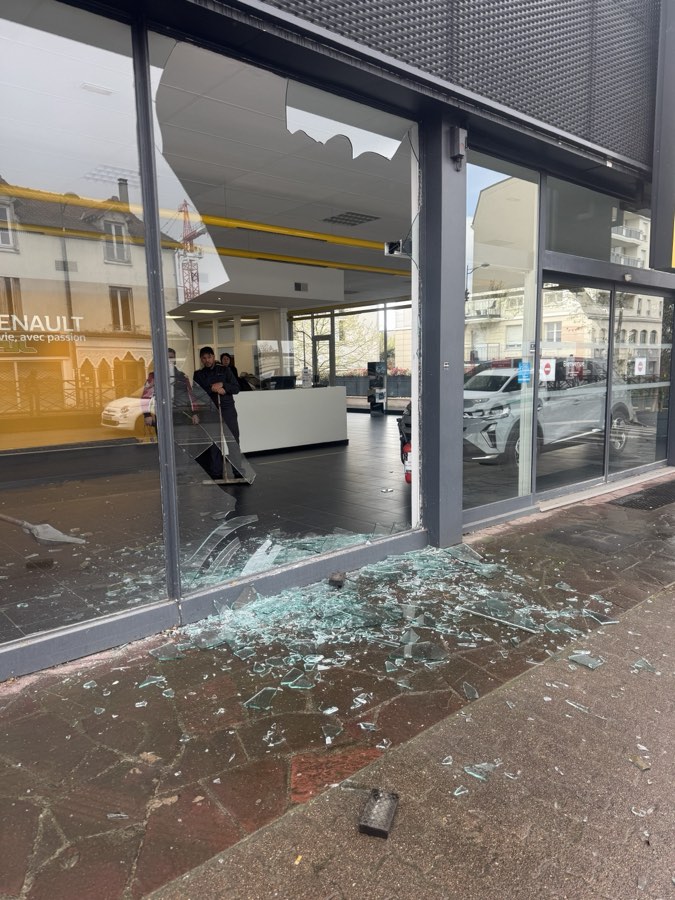 Remplacement vitrine magasin conflans