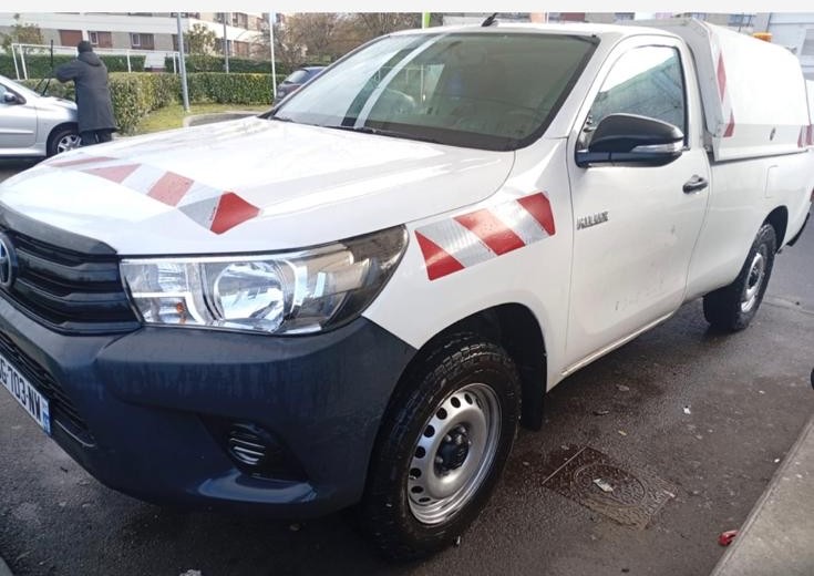 Notre camion d'intervention, 7j/7 dans le 78 et le 92. Le camion d'intervention Toyota Hilux d'ETS Leroy Père & Fils, prêt à intervenir 7j/7 dans les Yvelines (78) et les Hauts-de-Seine (92)