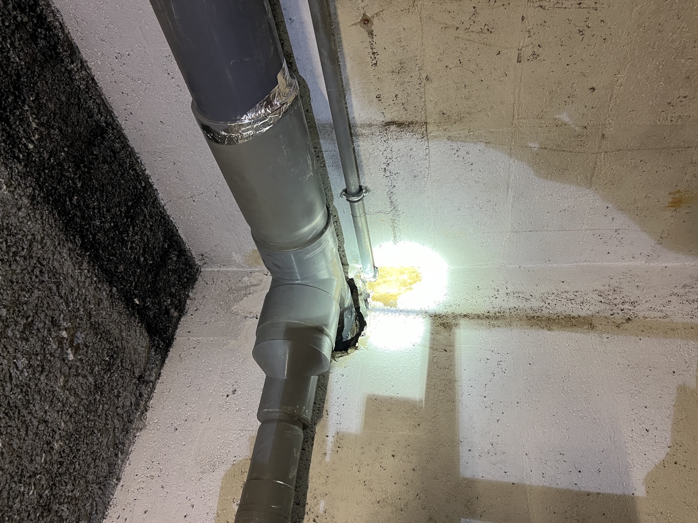 Canalisations d'évacuation en PVC Canalisations d'évacuation en PVC en sous-sol installées par ETS Leroy Père & Fils