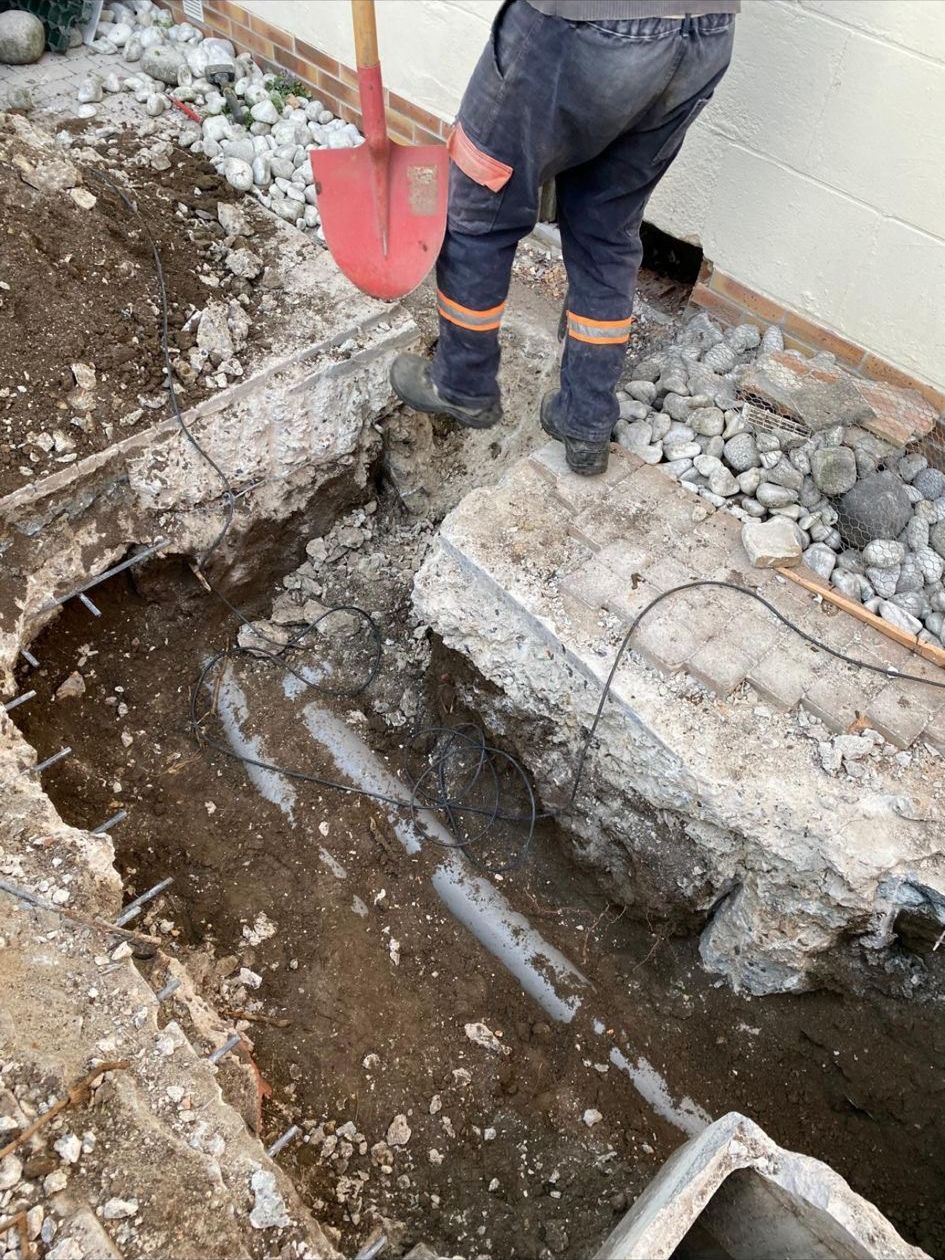 Réparation d'une canalisation enterrée en tranchée (78 & 92). Intervention sur une canalisation d'assainissement en tranchée par ETS Leroy Père & Fils