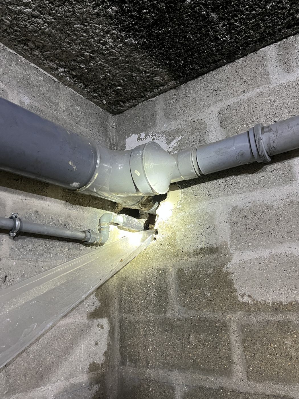 Pose d'un réseau de canalisations d'évacuation (78 & 92). Réseau de canalisations d'évacuation en PVC installé par ETS Leroy Père & Fils