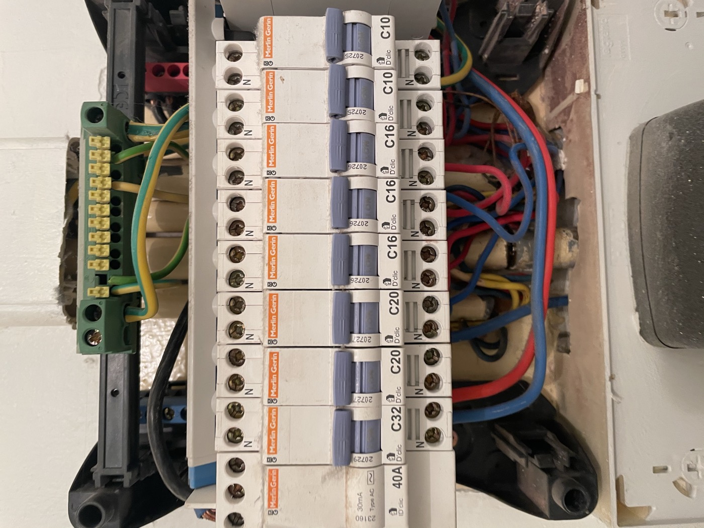 Raccordement des protections d'un tableau électrique (78 & 92). Câblage et raccordement des protections modulaires d'un tableau électrique par ETS Leroy Père & Fils