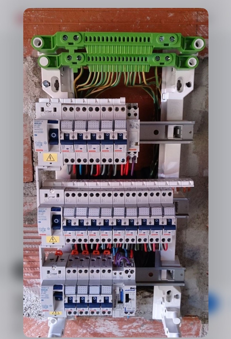 Installation et câblage complet d'un tableau électrique (Yvelines 78 & Hauts-de-Seine 92). Installation et câblage d'un tableau électrique avec disjoncteurs et interrupteurs différentiels par ETS Leroy Père & Fils