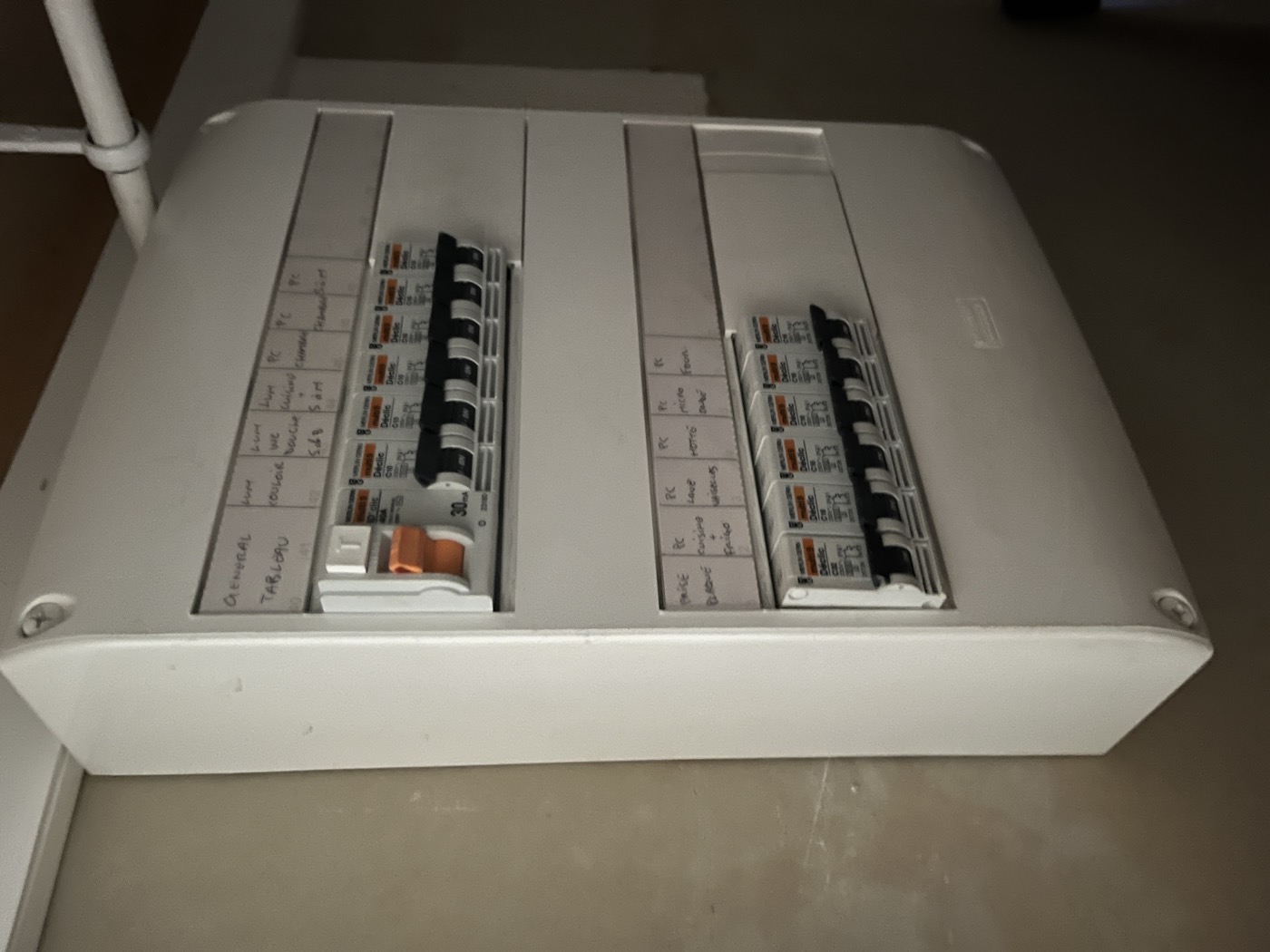Tableau électrique aux normes, circuits repérés (78 & 92). Tableau électrique aux normes avec disjoncteurs et circuits repérés, installé par ETS Leroy Père & Fils