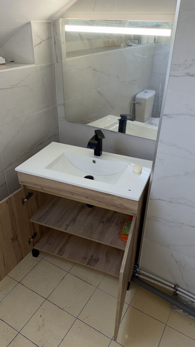Installation d'un meuble-vasque de salle de bain Installation d'un meuble-vasque avec mitigeur et miroir LED par ETS Leroy Père & Fils