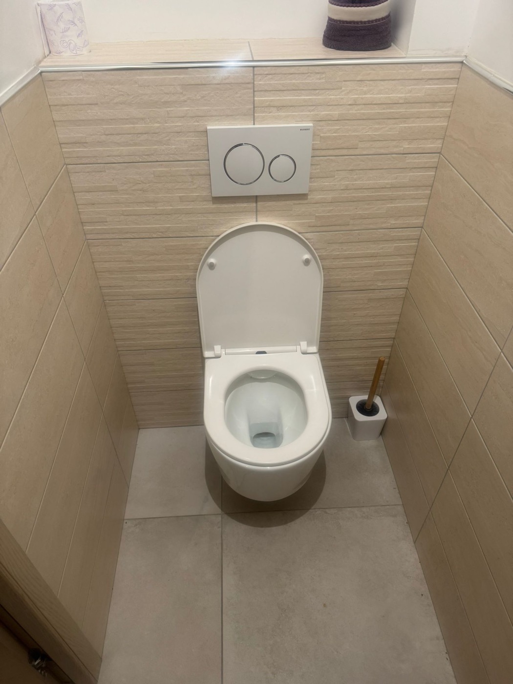 Pose d'un WC suspendu et de sa plaque Geberit à Versailles (78). Installation d'un WC suspendu avec plaque de commande Geberit par ETS Leroy Père & Fils à Versailles (78)