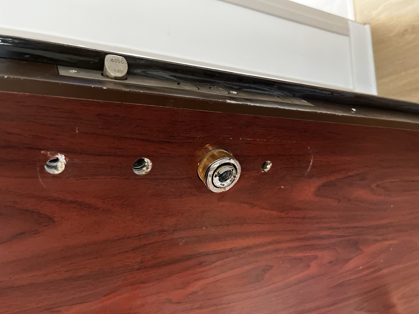 Installation d'une porte blindée multipoints Porte blindée à plusieurs points de fermeture installée par ETS Leroy Père & Fils