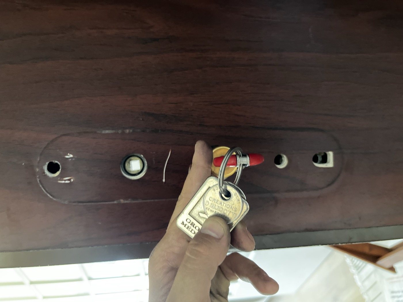 Remplacement d'une serrure et remise des clés (78 & 92). Remplacement d'une serrure et remise des clés sur une porte par ETS Leroy Père & Fils