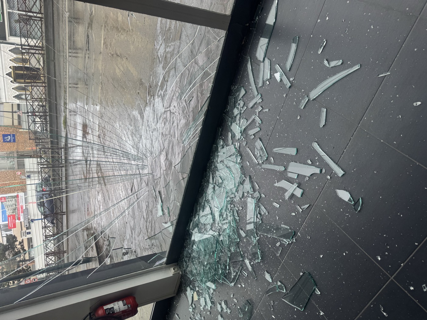 Bris de glace : remplacement de vitrine commerciale (78 & 92). Remplacement d'une vitrine de magasin après un bris de glace par ETS Leroy Père & Fils