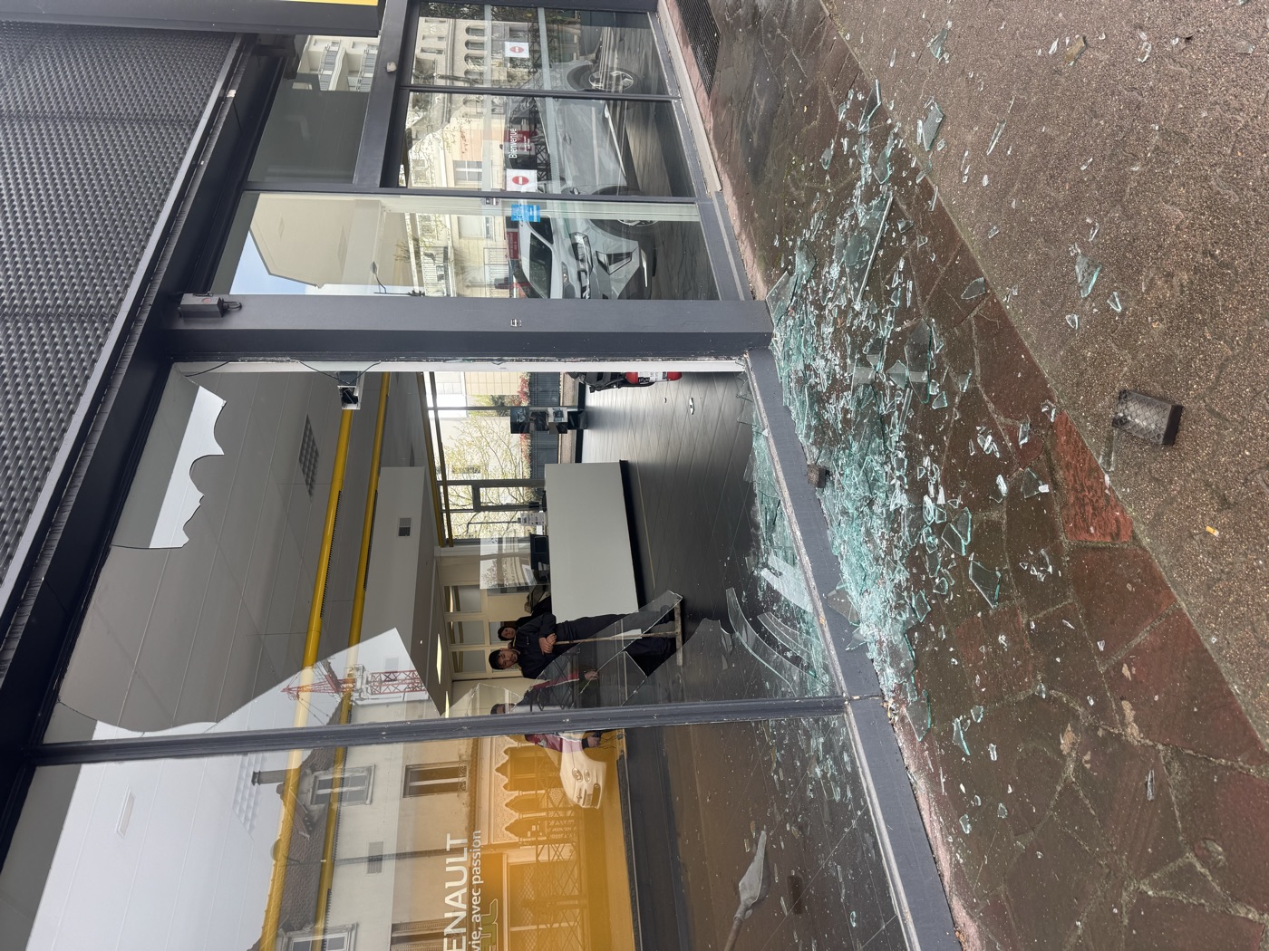 Remplacement de la vitrine d'un magasin Remplacement de la vitrine d'un magasin après un bris de glace par ETS Leroy Père & Fils